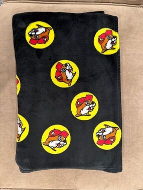 Buc-ee’s Black Plush Throw Blanket – Beaver Logo Print
